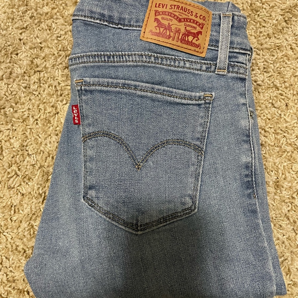 Levi’s- never worn- distressed skinny Jean